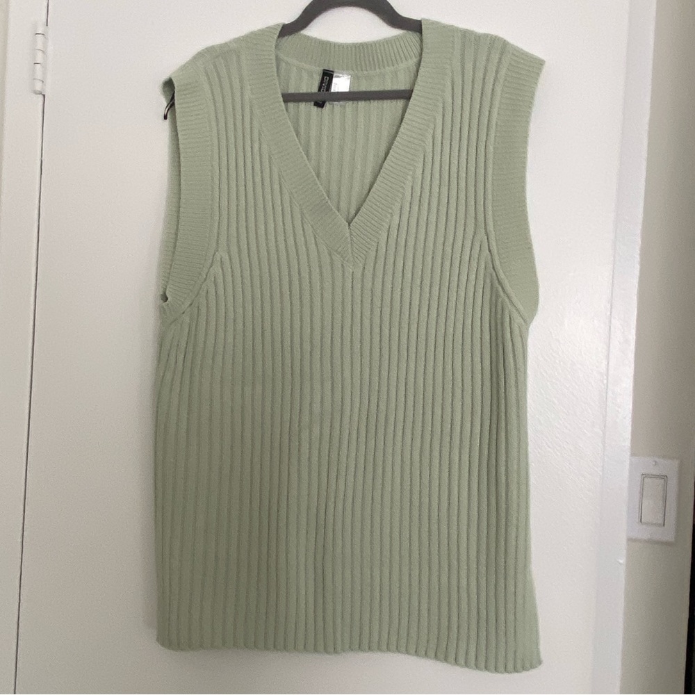 H&M Ribbed Sweater Vest - Picture 2 of 4
